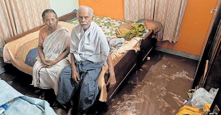 Elderly-couple-trapped-in-chathannoor-flood.jpg
