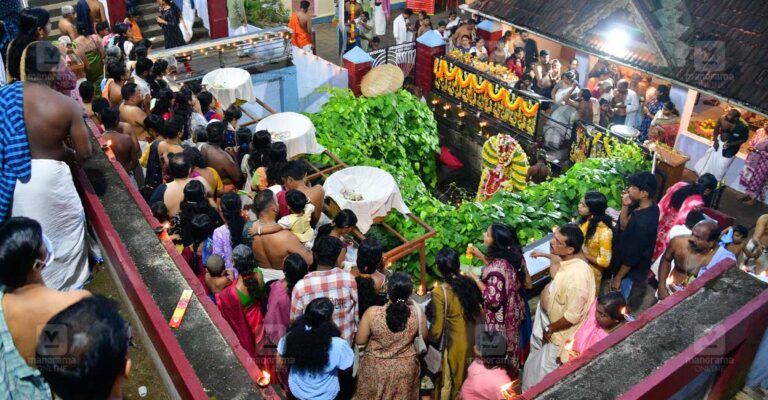 Panachikkad-temple.jpg