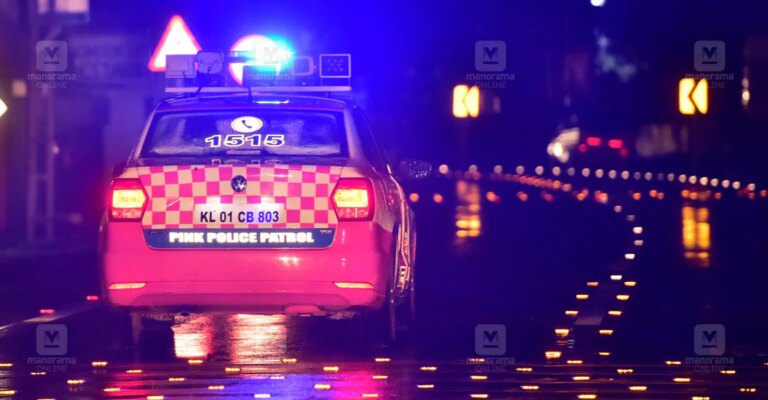 Pink-police-in-Kottayam.jpg