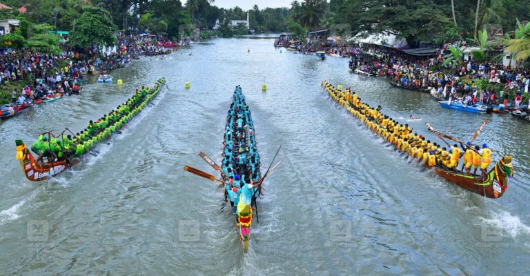 Thazhathangadi-boat-race.jpg