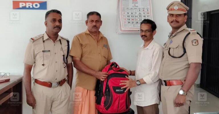 aluva-auto-driver-returns-lost-bag-to-passenger.jpg