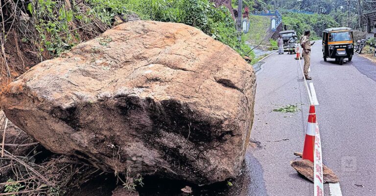 angamoozhy-seethathode-road-rock-fall-1.jpg