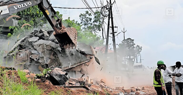 chalakkunnu-encroachment-building-demolition-1.jpg