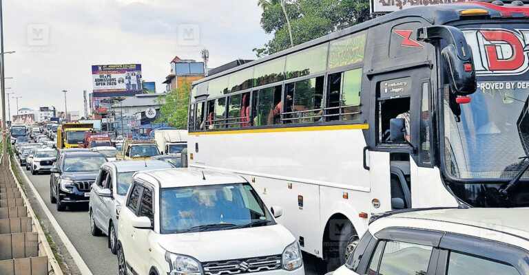 chalakudy-bridge-closure-traffic-1.jpg