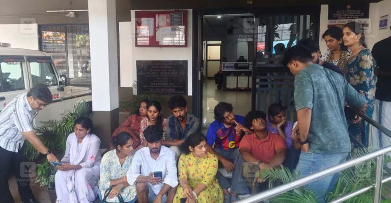 cheranalloor-accident-police-station-protest.jpg
