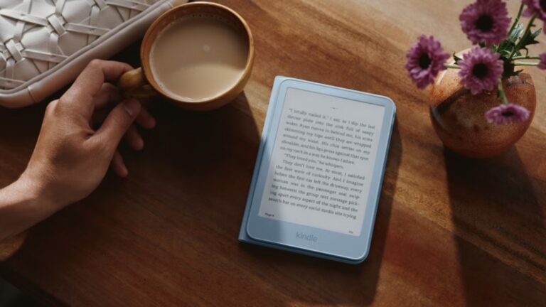 kindle-aluminum-cafe-reading.jpg