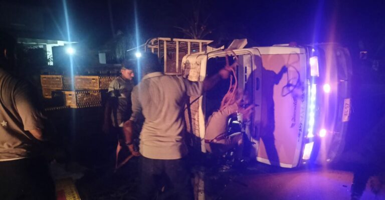 kozhikode-lorry-accident-mukkam-road-traffic-block.jpg