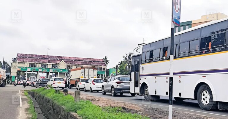 kumbalam-toll-plaza-traffic-1.jpg