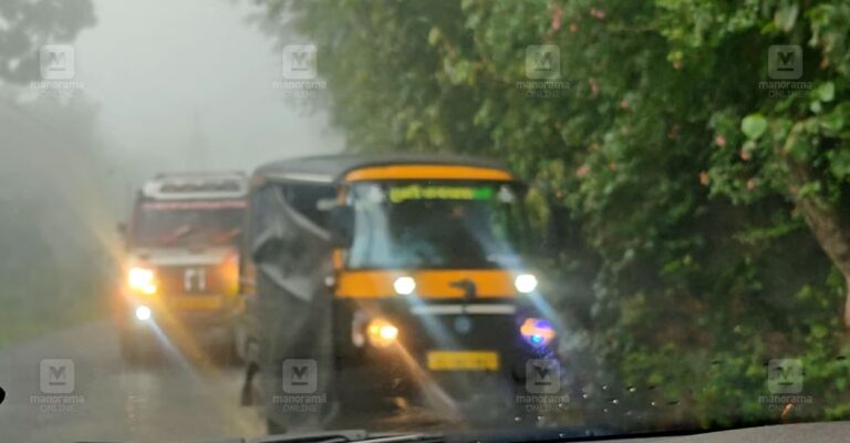 marayoor-kanthalloor-heavy-rain-and-fog.jpg