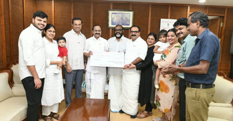 navya-bakers-angamaly-ksrtc-bus-donation.jpg