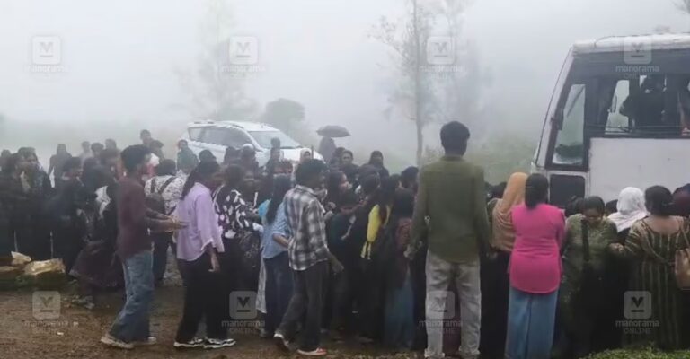 ponmudi-ksrtc-bus.jpg