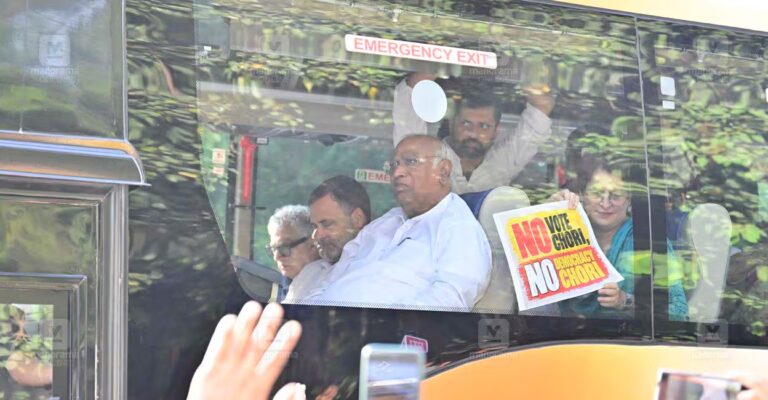 rahul-kharge-priyanka-07102026.jpg