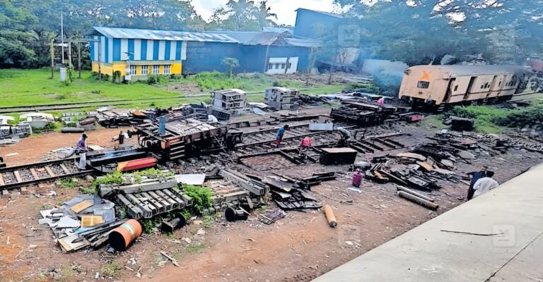 shoranur-railway-station-old-coaches-1.jpg