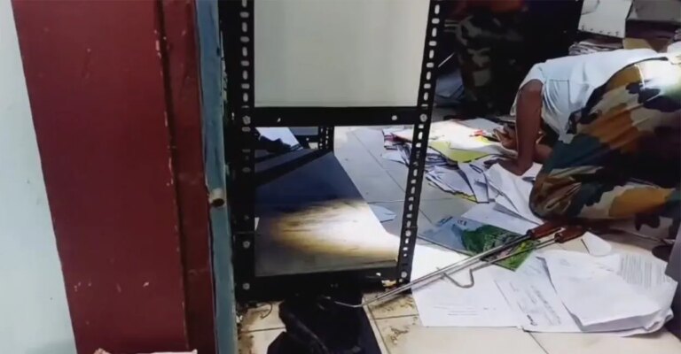vannappuram-panchayat-office-snake.jpg
