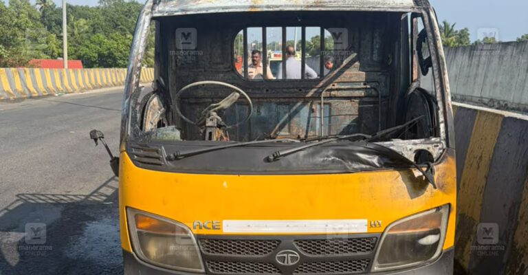 vehicle-burns-alappuzha-bypass.jpg