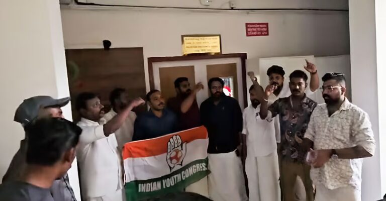 youth-congress-lock-income-tax-office-kollam.jpg