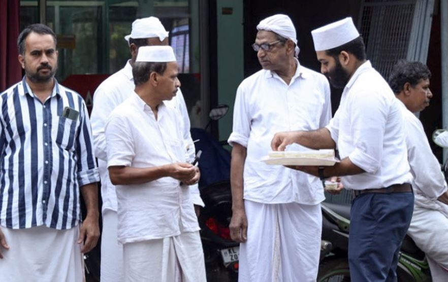 സിതായിഷ് മീലാദ് ഫെസ്റ്റീവ് '23ന്റെ ഭാഗമായുള്ള സ്നേഹയാത്രയില് 'ഹലാവ മദീന' വിതരണം ചെയ്യുന്നു
