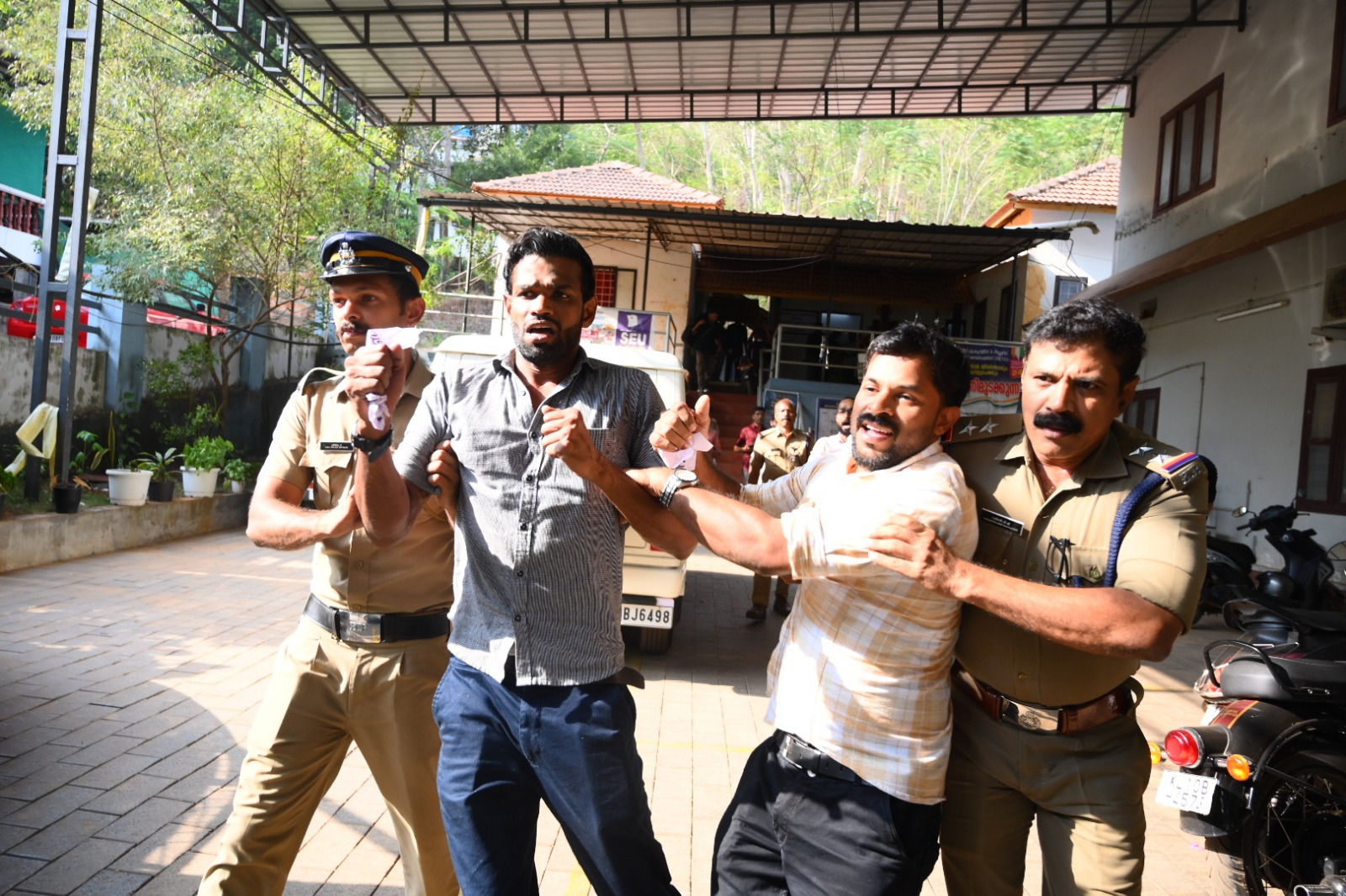യുവജനക്ഷേമ ബോര്ഡ് മലപ്പുറം ജില്ലാ പ്രോഗ്രാം ഓഫീസറെ ഉപരോധിച്ച യൂത്ത് ലീഗ് പ്രവര്ത്തകരെ പോലീസ് അറസ്റ്റു ചെയ്തു നീക്കുന്നു.