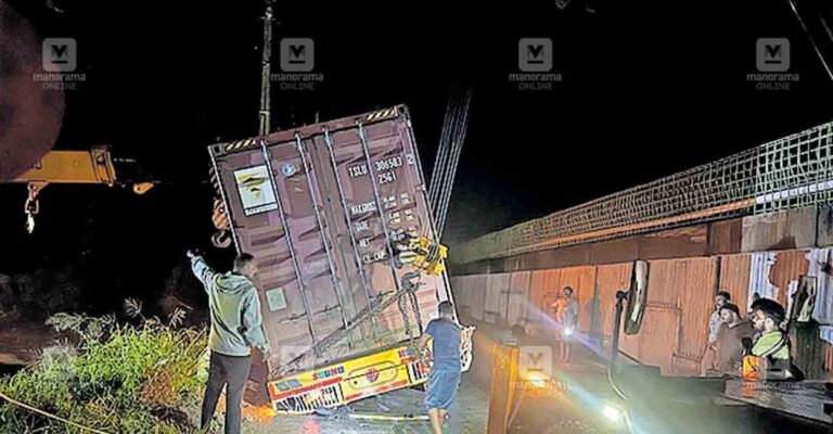 kaipamangalam-nh-container-lorry.jpg