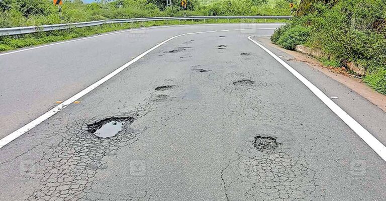 kuttikkanam-highway-potholes.jpg
